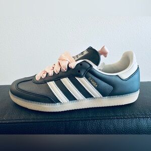 LIMITED Black/off white/Quartz
6.5 women

Pink ribbon laces